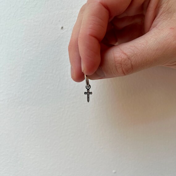 Orecchini da uomo - Orecchini pendenti a croce per uomo - Cerchio pendente a forma di spada in argento sterling 925 - Gioielli da uomo - Orecchini in argento da uomo - Di Twistedpendant - Italia