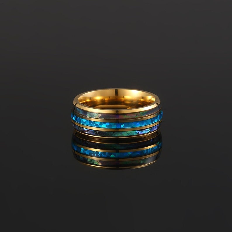 Anillo para hombre Anillo de banda de ópalo de fuego de oro de 18 quilates Anillo de acero dorado para hombre Anillo de ópalo azul para hombre Anillos de oro para hombre Joyería para hombre por Twistedpendant imagen 1