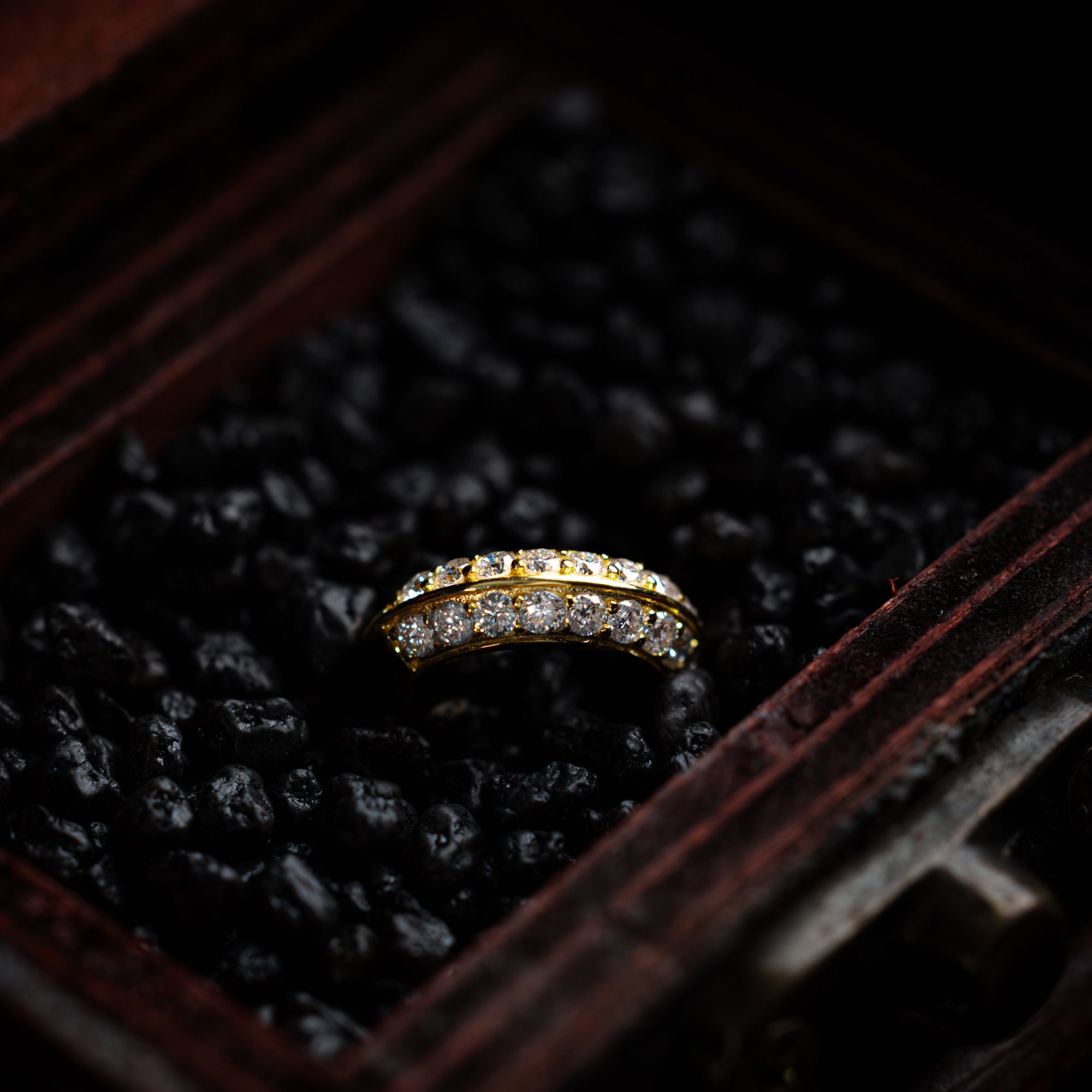 Orecchini Huggie Uomo In Moissanite 3Ct – Placcati Oro Giallo 14K – Taglio Principessa