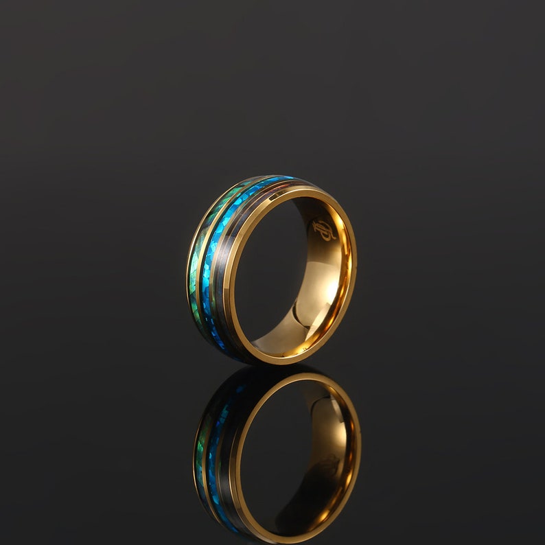 Anillo para hombre Anillo de banda de ópalo de fuego de oro de 18 quilates Anillo de acero dorado para hombre Anillo de ópalo azul para hombre Anillos de oro para hombre Joyería para hombre por Twistedpendant Oro