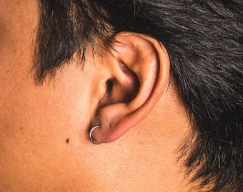 Pendientes de aro para hombre - Pendientes de aro pequeños tipo huggie para hombre - Aros circulares de acero inoxidable de 10 mm - Joyería para hombre - Aros minimalistas de twistedpendant