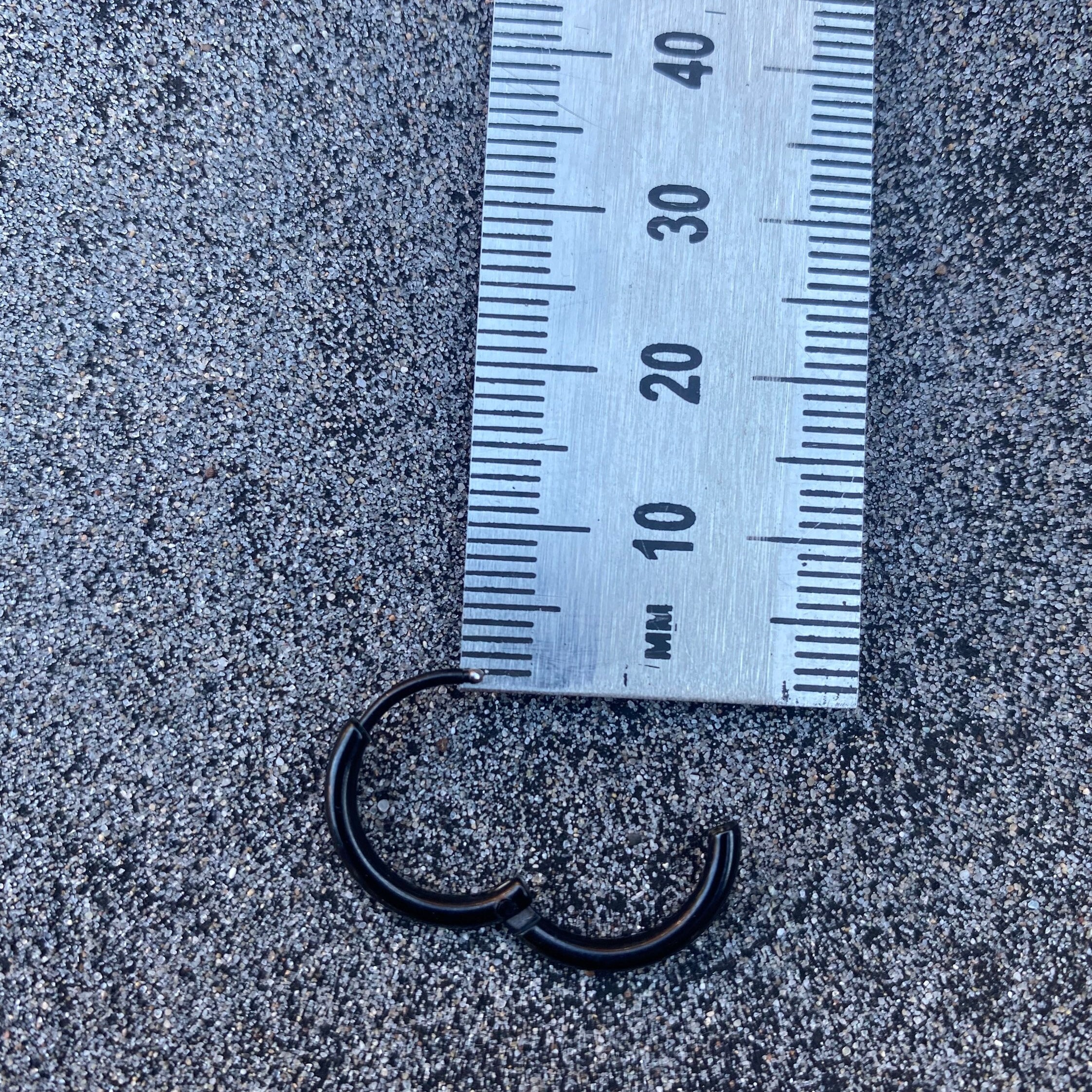Orecchini a filo da Uomo in Oro 18 Carati Spessore: 1,50 Diametro interno: 15 mm Finitura: Lucida 0,9g