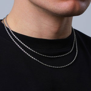 Miami Cuban Vs. Curb Chain: Which To Choose? – ITALIA Chains