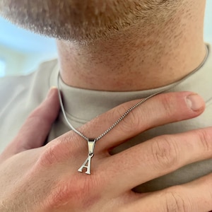 Collar con inicial para hombre, inicial de plata con cadena de caja de 1 mm, joyería para hombre - Colgante de cadena con inicial para niño - Collar con letra de plata para regalo de hombre