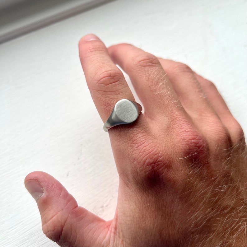 Zilveren Matte Signet Ring Herenring Geborstelde zilveren ringen voor mannen Ovale Pinky Ring Herensieraden Geschenken voor hem Door Twistedpendant afbeelding 2