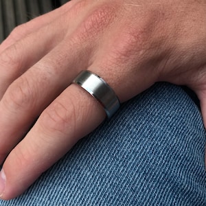 Anillo para hombre - Anillo de plata para hombre - Anillo de plata pulida - Anillo para el meñique - Anillo de sello de 8 mm para hombre - Anillos para hombre de Twistedpendant