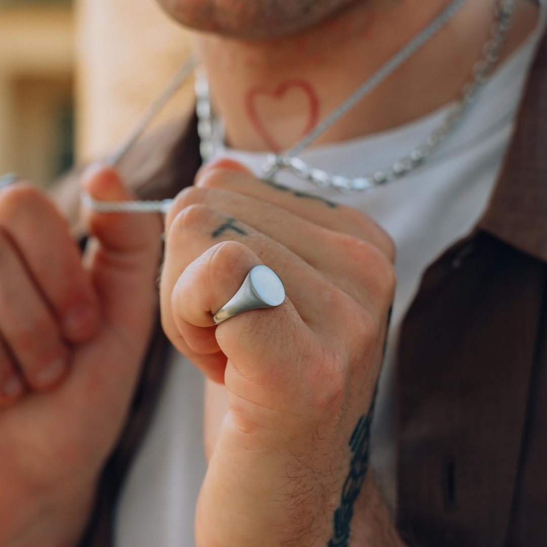 Bague homme chevalière argentée brossée pour homme petit doigt