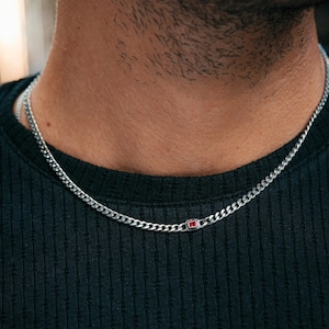 Puede incluir: Una taza de cerámica blanca con un asa negra y el texto "But First, Coffee" en negro, con una fuente de estilo manuscrito. La taza está sobre una superficie blanca.