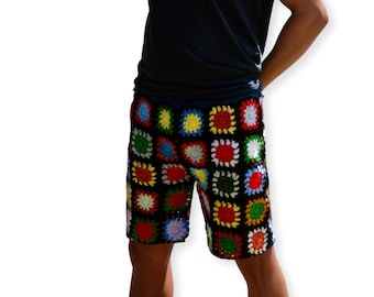 Pantaloncini da uomo lavorati a mano all'uncinetto Grandma Square: stile festival