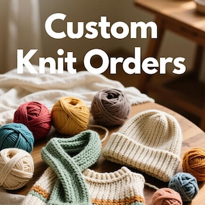 Op de afbeelding: Een houten tafel toont een crèmekleurige gebreide trui, sjaal en muts, samen met kleurrijke bollen wol. De tekst "Custom Knit Orders" staat bovenaan. De garenkleuren zijn onder meer teal, rood, geel, bruin en perzik.