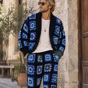 Puede incluir: Un conjunto de c&aacute;rdigan y pantal&oacute;n de ganchillo con un patr&oacute;n de cuadrados de la abuela en negro, azul y blanco. El c&aacute;rdigan tiene cierre de botones y mangas largas, mientras que el pantal&oacute;n cuenta con una cintura con cord&oacute;n ajustable.