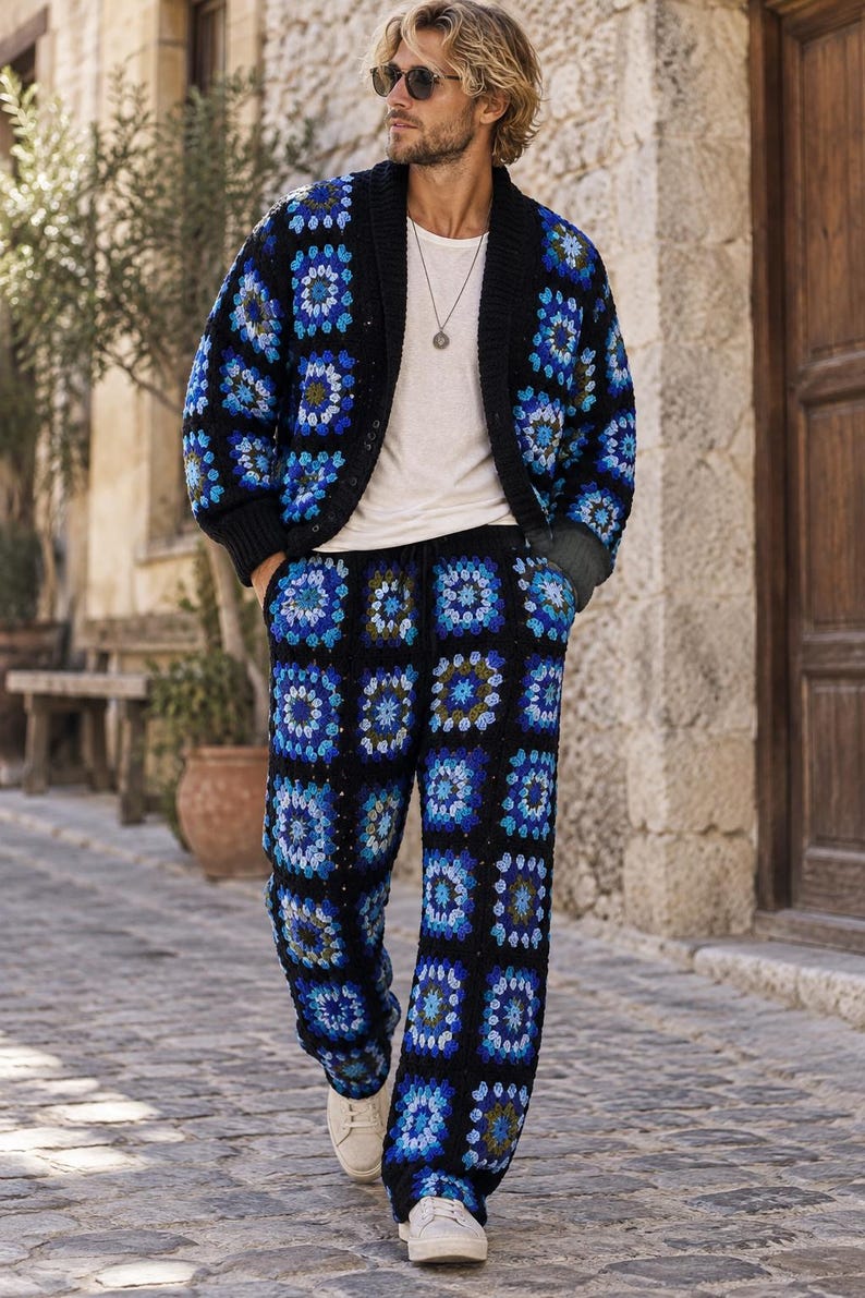 Puede incluir: Un conjunto de c&aacute;rdigan y pantal&oacute;n de ganchillo con un patr&oacute;n de cuadrados de la abuela en negro, azul y blanco. El c&aacute;rdigan tiene cierre de botones y mangas largas, mientras que el pantal&oacute;n cuenta con una cintura con cord&oacute;n ajustable.