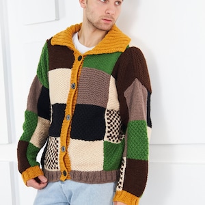 Puede incluir: Un cárdigan de punto de manga larga con un diseño de parches de bloques cuadrados en amarillo mostaza, verde bosque, marrón oscuro, negro y crema. La prenda tiene un cuello amarillo mostaza, cierre frontal de botones oscuros y puños acanalados.