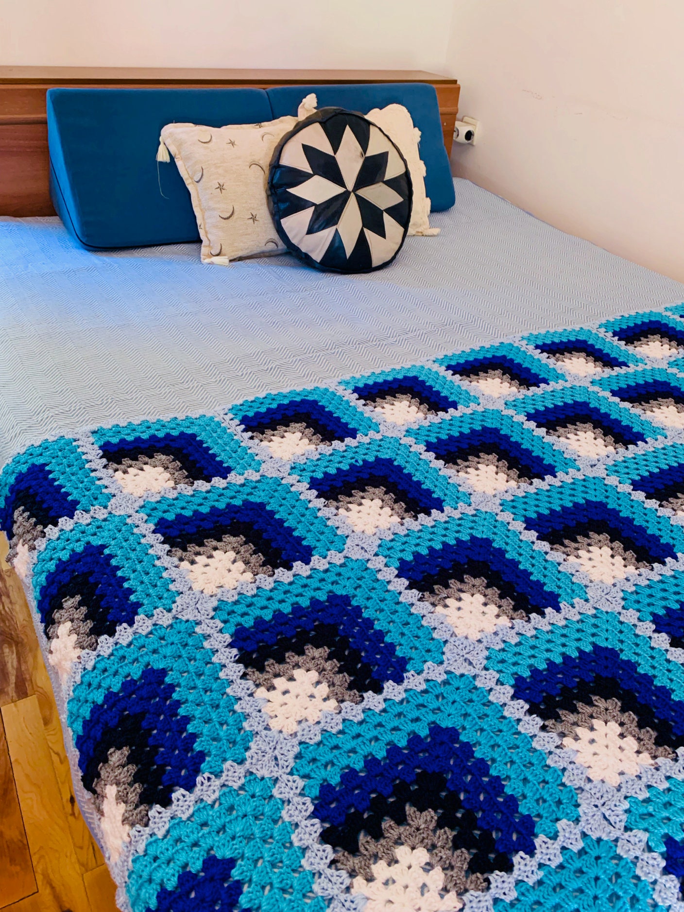 ブルー 3D かぎ針編みブランケット：ハンドメイドコットンアクリル
