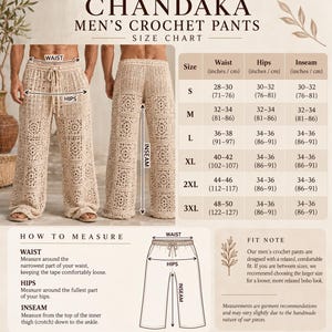 Puede incluir: Pantalones de ganchillo beige con patr&oacute;n cuadrado, cintura con cord&oacute;n y silueta de pierna ancha. La imagen incluye una tabla de tallas con medidas en pulgadas y cent&iacute;metros, adem&aacute;s de una gu&iacute;a sobre c&oacute;mo medir la cintura y caderas.