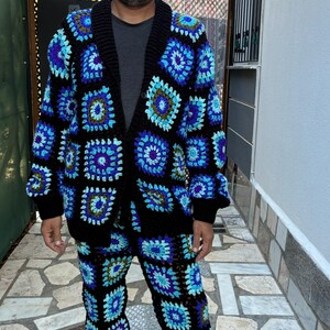 Conjunto de punto para hombre, ideal para fiestas y eventos rave. Ropa retro hippie para hombre. Conjunto a juego para él: chaqueta colorida y pantalones de punto de ganchillo. imagen 14
