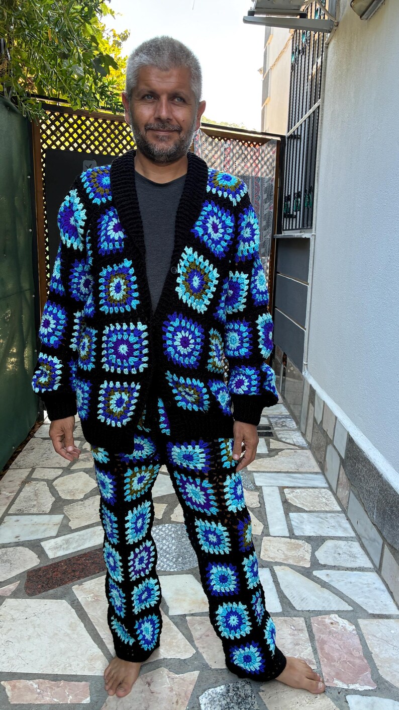 Conjunto de punto para hombre, ideal para fiestas y eventos rave. Ropa retro hippie para hombre. Conjunto a juego para él: chaqueta colorida y pantalones de punto de ganchillo. imagen 14