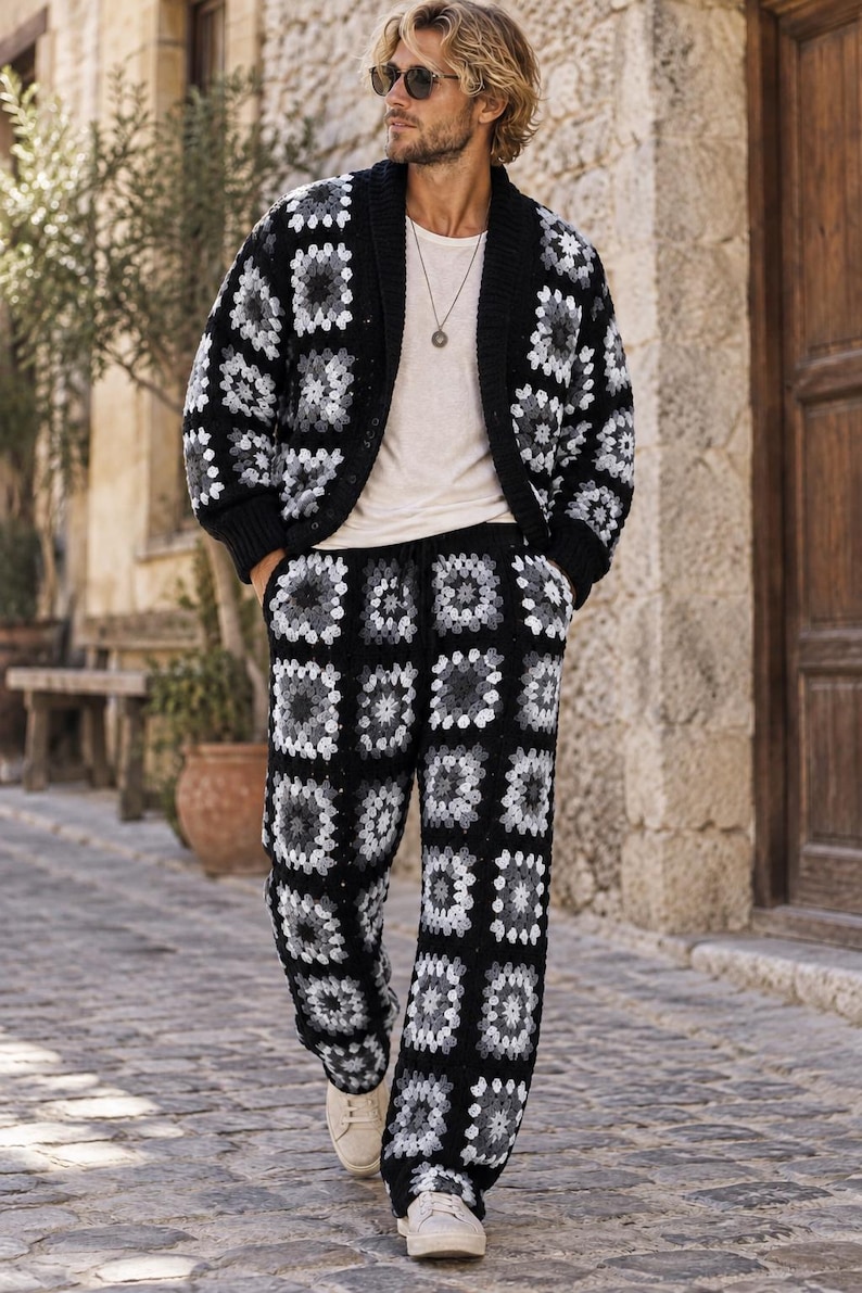 Puede incluir: Un conjunto de c&aacute;rdigan y pantal&oacute;n de ganchillo con un patr&oacute;n de cuadrados de la abuela en negro, gris y blanco. El c&aacute;rdigan tiene cuello de chal y cierre de botones, mientras que el pantal&oacute;n cuenta con cintura con cord&oacute;n y corte recto.
