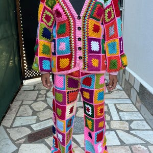Conjunto de punto para hombre, ideal para fiestas y eventos rave. Ropa retro hippie para hombre. Conjunto a juego para él: chaqueta colorida y pantalones de punto de ganchillo. imagen 13