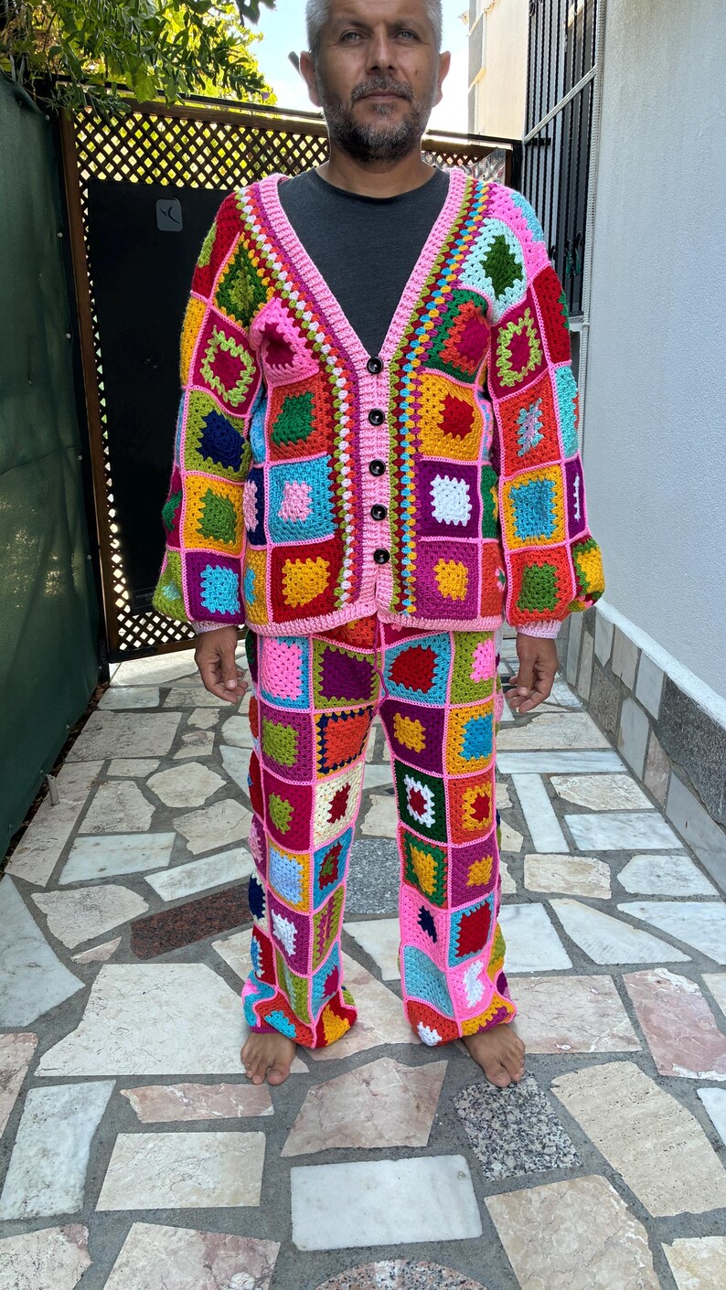 Conjunto de punto para hombre, ideal para fiestas y eventos rave. Ropa retro hippie para hombre. Conjunto a juego para él: chaqueta colorida y pantalones de punto de ganchillo. imagen 13
