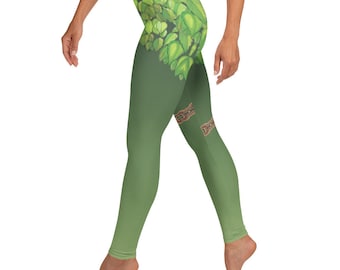 Puede incluir: Leggings verdes con un patrón de hojas en el lateral y un diseño geométrico marrón y naranja en el muslo.