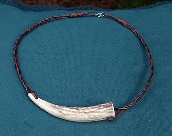 Collar vikingo con colgante de asta de corzo y cordón de cuero, joyería nórdica.