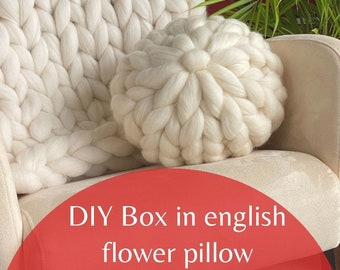 DIY Box Flower Pillow, Fingerknitting, Merinowool