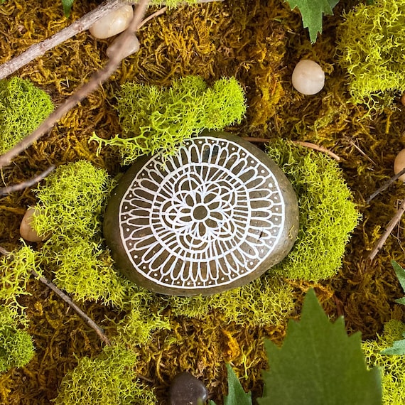 Mandala Stone, White Mandala, Meditation Stone, Home Decor, Mehndi Stone, Paper Weight