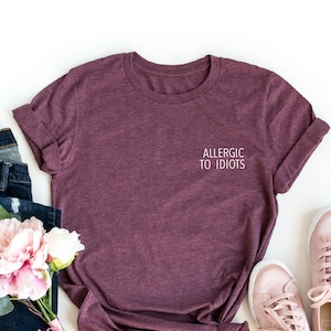 Shirt allergisch voor idioten, sarcastisch T-shirt, introvert T-shirt, grappig sarcasme, vermijd iedereen, brutaal shirt, grappige cadeau-T-shirts afbeelding 1