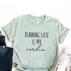 Spät läuft ist mein Cardio-T-Shirt, lustiges Cardio-Shirt, Busy Mom T-Shirt, lustiges Workout-Shirt, Läufer-Fitnessstudio-Shirt, immer zu spät Shirt, Mutter-Shirt