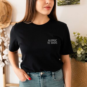 Shirt allergisch voor idioten, sarcastisch T-shirt, introvert T-shirt, grappig sarcasme, vermijd iedereen, brutaal shirt, grappige cadeau-T-shirts afbeelding 2