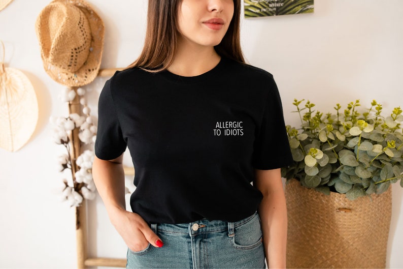 Shirt allergisch voor idioten, sarcastisch T-shirt, introvert T-shirt, grappig sarcasme, vermijd iedereen, brutaal shirt, grappige cadeau-T-shirts afbeelding 2