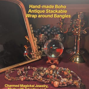 Könnte beinhalten: Handgefertigte Boho-Armreifen zum Stapeln im antiken Stil. Der Schmuck wird mit Absicht hergestellt und mit Schutzöl gesalbt. Die Armbänder sind eine Mischung aus braunen, orangefarbenen und durchsichtigen Perlen. Spiegel, Kristallkugel und Kerzenhalter.