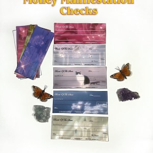 Puede incluir: Cinco cheques en blanco con un tema celestial. Cada cheque tiene una imagen diferente, incluyendo un gato, una lámpara de araña y nubes. Los cheques están etiquetados como "Banco de las Estrellas".