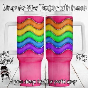 Puede incluir: Un diseño de 3 piezas para un vaso de 1,1 litros con asa. El diseño presenta un patrón de ondas arcoíris con acentos de purpurina plateada sobre un fondo rosa. El diseño está disponible como archivo PNG.