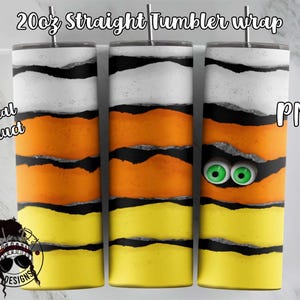 Puede incluir: Una descarga digital para una envoltura de vaso recto de 20 oz. El diseño presenta un patrón de rayas negras, blancas, naranjas y amarillas con un par de ojos verdes que asoman por detrás de las rayas. El texto "PNG" está en la esquina superior derecha de la imagen.