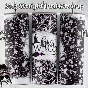 Peut inclure: Un téléchargement numérique pour un design d'enveloppe de gobelet droit de 20 oz. Le design présente un motif de toile d'araignée noir et blanc avec des éclaboussures blanches et le texte "basic witch" en noir avec un chapeau de sorcière et un balai.