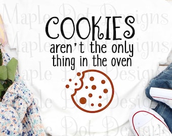 ¡Las galletas no son lo único en el horno svg, anuncio de embarazo svg, PNG descargable y archivo SVG Cut! anuncio de nacimiento del bebé svg