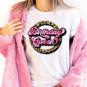 K&ouml;nnte beinhalten: Ein wei&szlig;es T-Shirt mit einer pinkfarbenen und schwarzen Grafik, auf der "Birthday Queen" in einem Kreis mit Leopardenmuster steht.