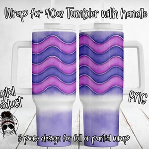 Può includere: Un design digitale per un bicchiere da 40 once con manico. Il design presenta un motivo ondulato viola e rosa su sfondo bianco. Il design è disponibile in 3 pezzi per un involucro completo o parziale.