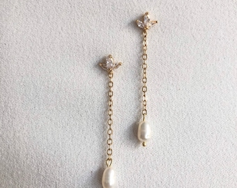 Golden bridal earrings, teardrop-shaped bridal earrings, simple bridal earrings, natural pearl earrings