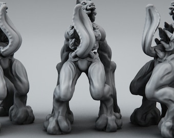 Op de afbeelding: Drie grijze, gedetailleerde, gebeeldhouwde figuren van een wezen met een lange, gekrulde staart en een mensachtig lichaam. De figuren zijn in verschillende posities geposeerd, een staat rechtop, een zit en een met zijn staart omhoog.