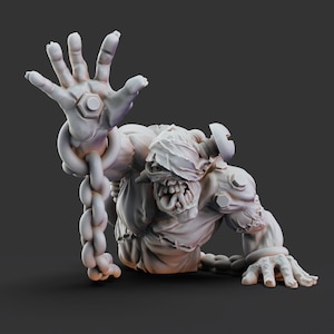 Puede incluir: Una miniatura de una criatura monstruosa impresa en 3D en blanco, detallada, con vendas, cadenas y detalles metálicos. La criatura tiene una expresión amenazante y parece estar arrastrándose.