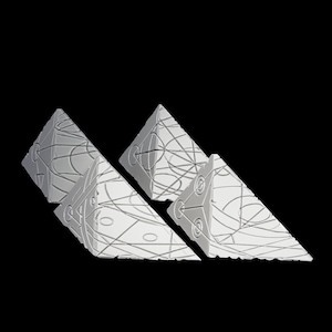 Könnte beinhalten: Drei silberfarbene dreieckige Pyramiden mit einem geometrischen Muster auf jeder Fläche. Die Pyramiden sind versetzt angeordnet.