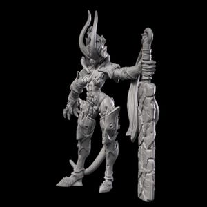 Może przedstawiać: Szara, szczegółowa miniatura demonicy z rogami, w zbroi, trzymająca laskę.