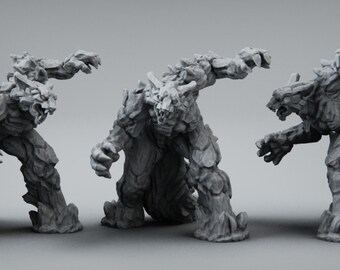 Op de afbeelding: Drie grijze stenen gargoyle-beeldjes met een gedetailleerd, getextureerd oppervlak. De gargoyles staan in verschillende poses, één kijkt naar voren, één naar links en één naar rechts.