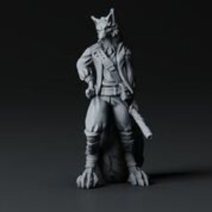 Può includere: Una statuetta in miniatura dipinta di grigio di un umanoide simile a una volpe che indossa una giacca e pantaloni scuri, tiene una spada e sta in piedi su una base di roccia.