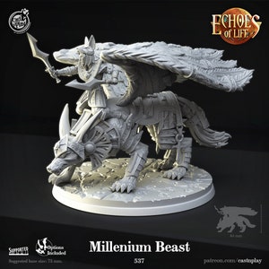 Puede incluir: Una miniatura gris de un lobo alado con un jinete humano que sostiene una espada, impresa en 3D. La miniatura se llama "Millenium Beast 537" y es del juego "Echoes of Life".