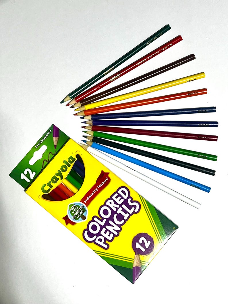 Puede incluir: Una caja de 12 l&aacute;pices de colores Crayola con el texto "COLORED PENCILS" y "12" en la caja. Los l&aacute;pices est&aacute;n dispuestos en forma de abanico, mostrando varios colores, incluyendo verde, rojo, amarillo y azul. La caja tambi&eacute;n dice "Preferred by Teachers!"