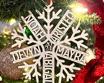 Adorno de copo de nieve personalizado con nombres de familia: Navidad 2024